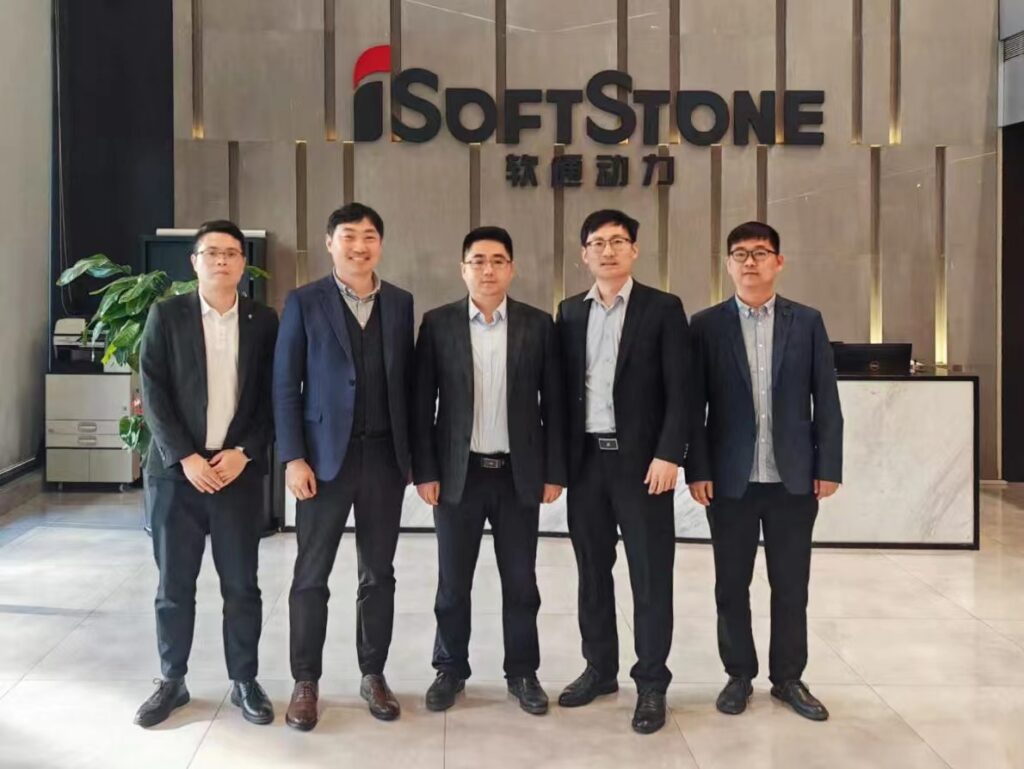 深圳无边界技术有限公司与软通动力参会人员,在软通动力公司前台合影留念